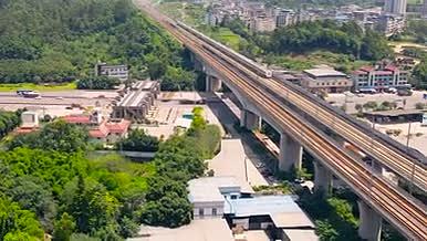 航拍运输中的城市高铁动车视频的预览图